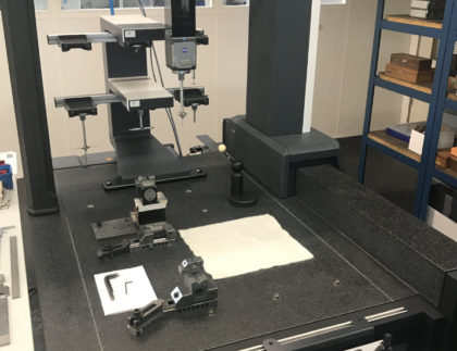 Koordinatenmessmaschine im industriellen Messraum