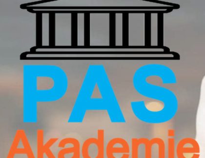 Logo der PAS Akademie mit stilisiertem Universitätsgebäude