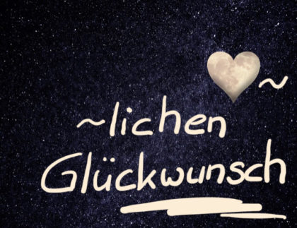 Herzlicher Glückwunsch auf dunklem Hintergrund mit Herz