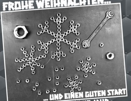 Weihnachtsgruß mit Schneeflocke aus Schrauben und Muttern