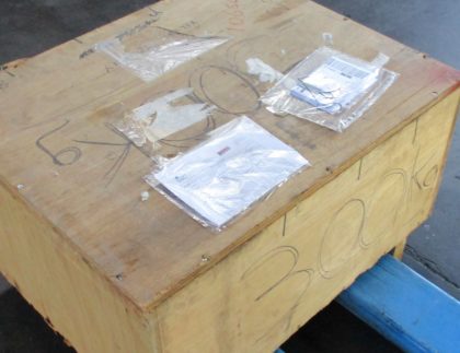 Holzkiste mit verpackten Bauteilen im Wareneingang