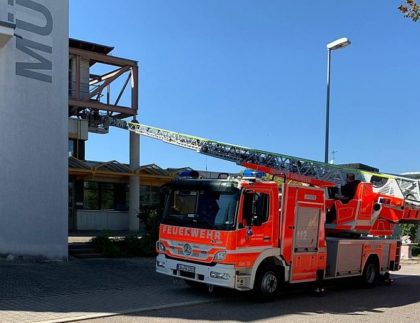 Feuerwehrleiter bei einer Übung am Firmengebäude