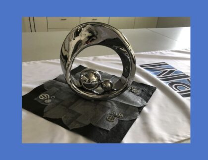 Glanzend metalen sculptuur op tafel